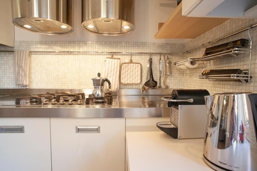 Bright And Comfy In A Beautiful Contemporary Appartamento